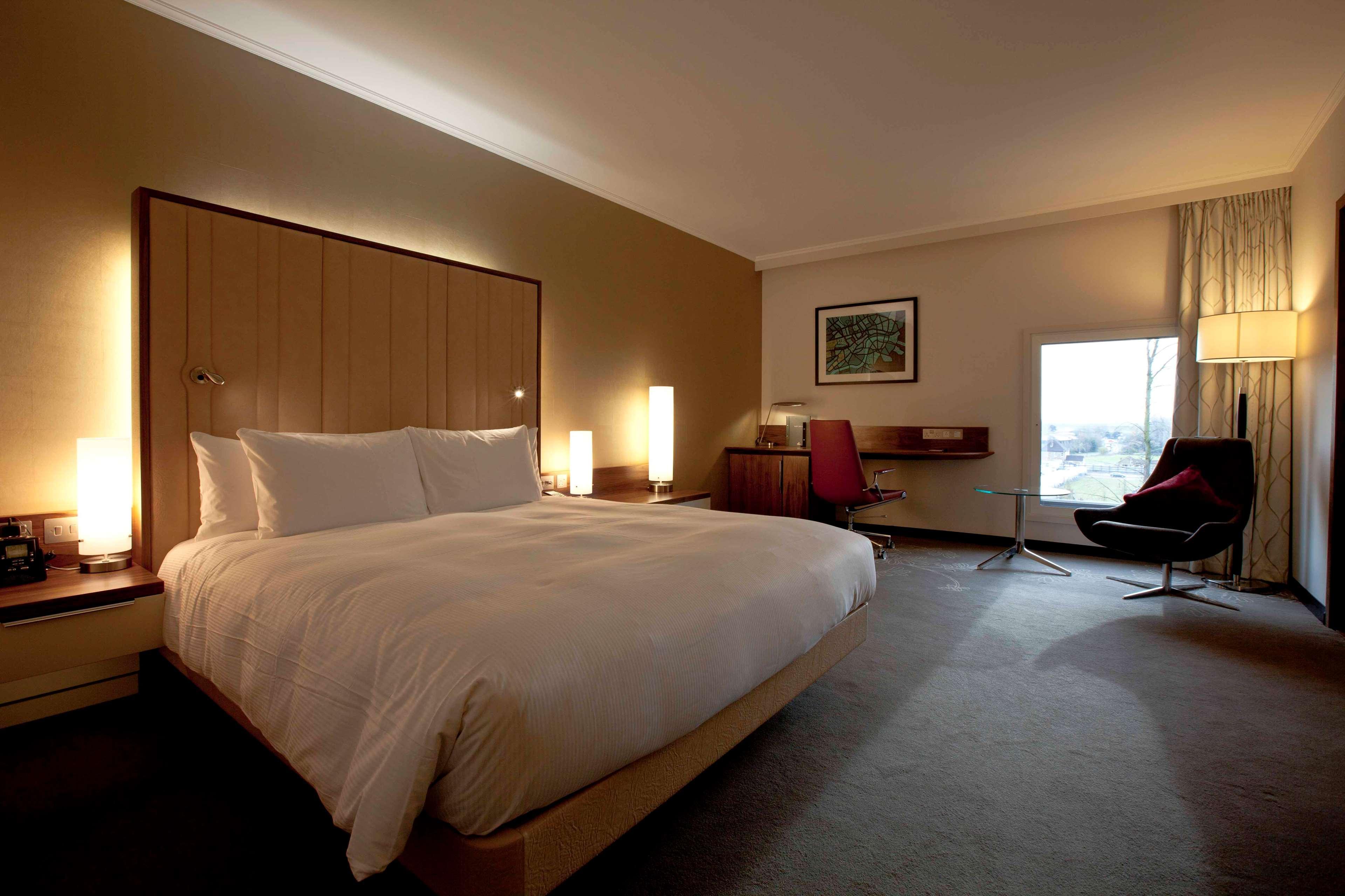 Hilton London Heathrow Airport Terminal 5 Hotell Hillingdon Rum bild