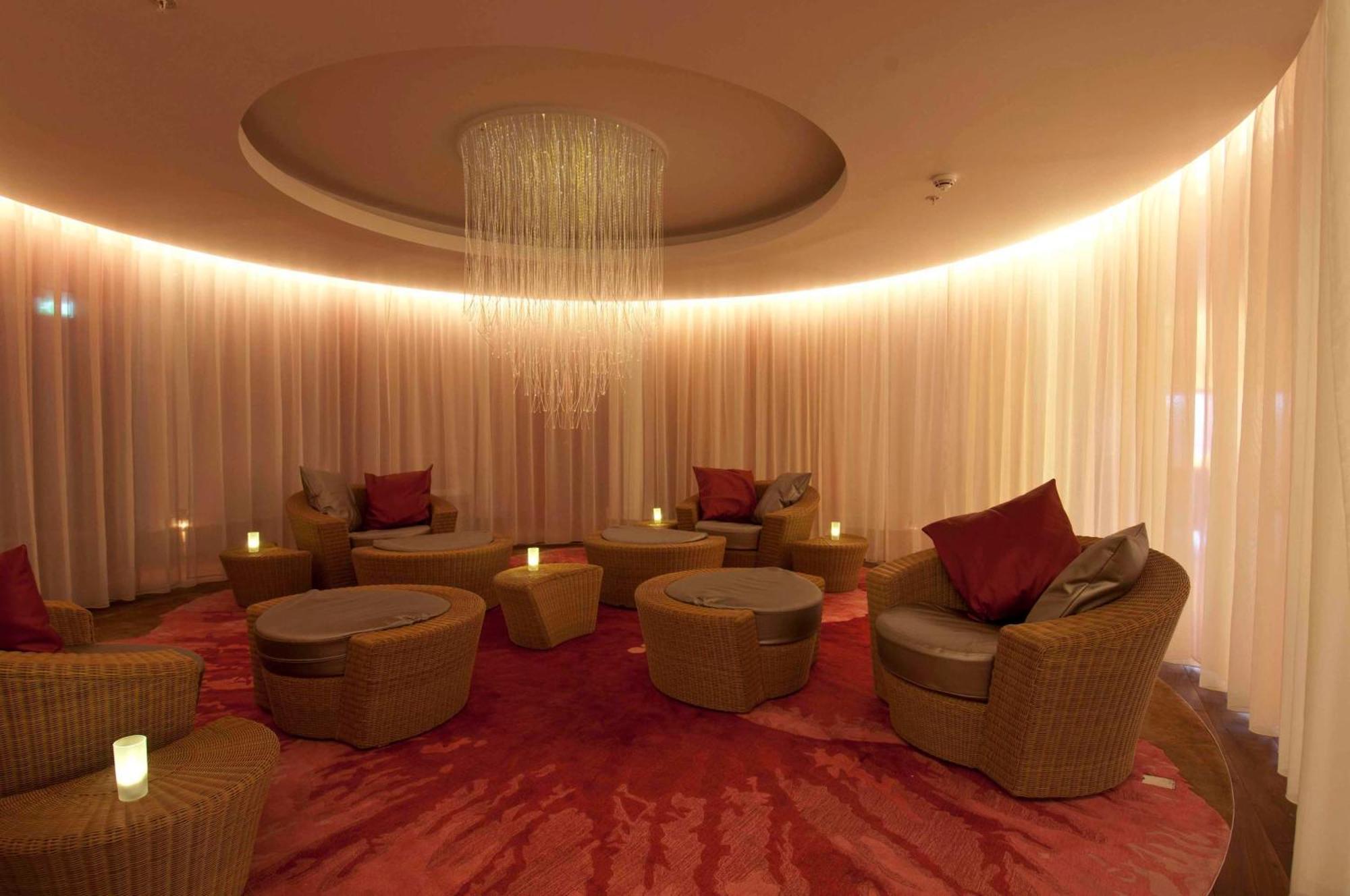 Hilton London Heathrow Airport Terminal 5 Hotell Hillingdon Exteriör bild