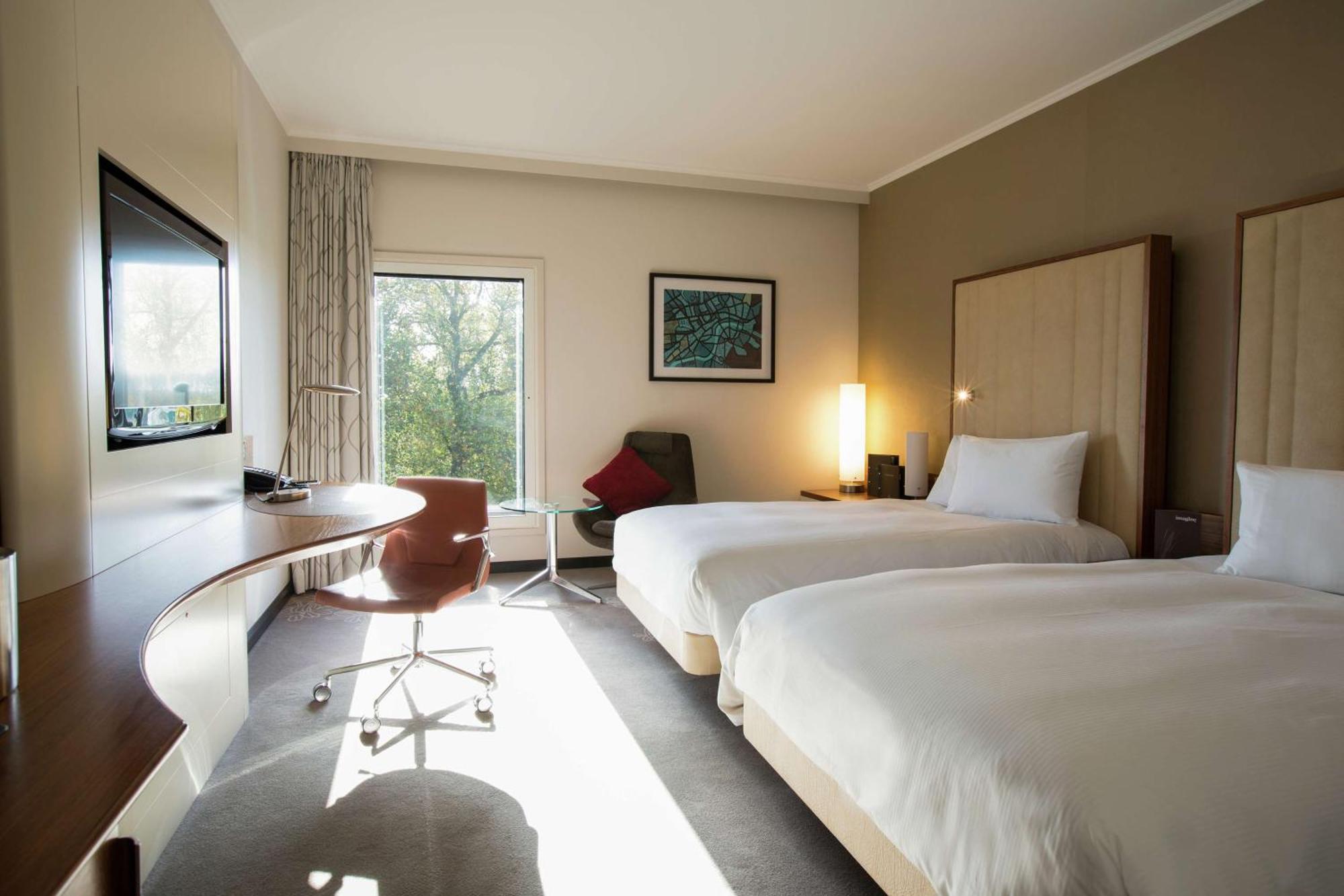 Hilton London Heathrow Airport Terminal 5 Hotell Hillingdon Exteriör bild